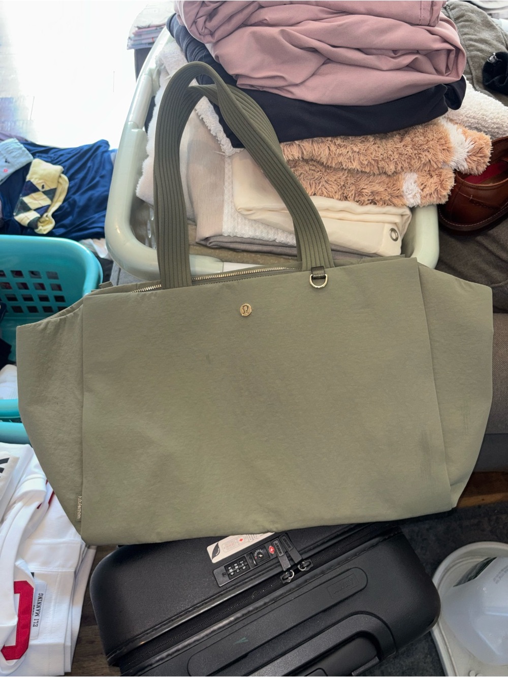 Lululemon triple compartment tote 18L green/sage